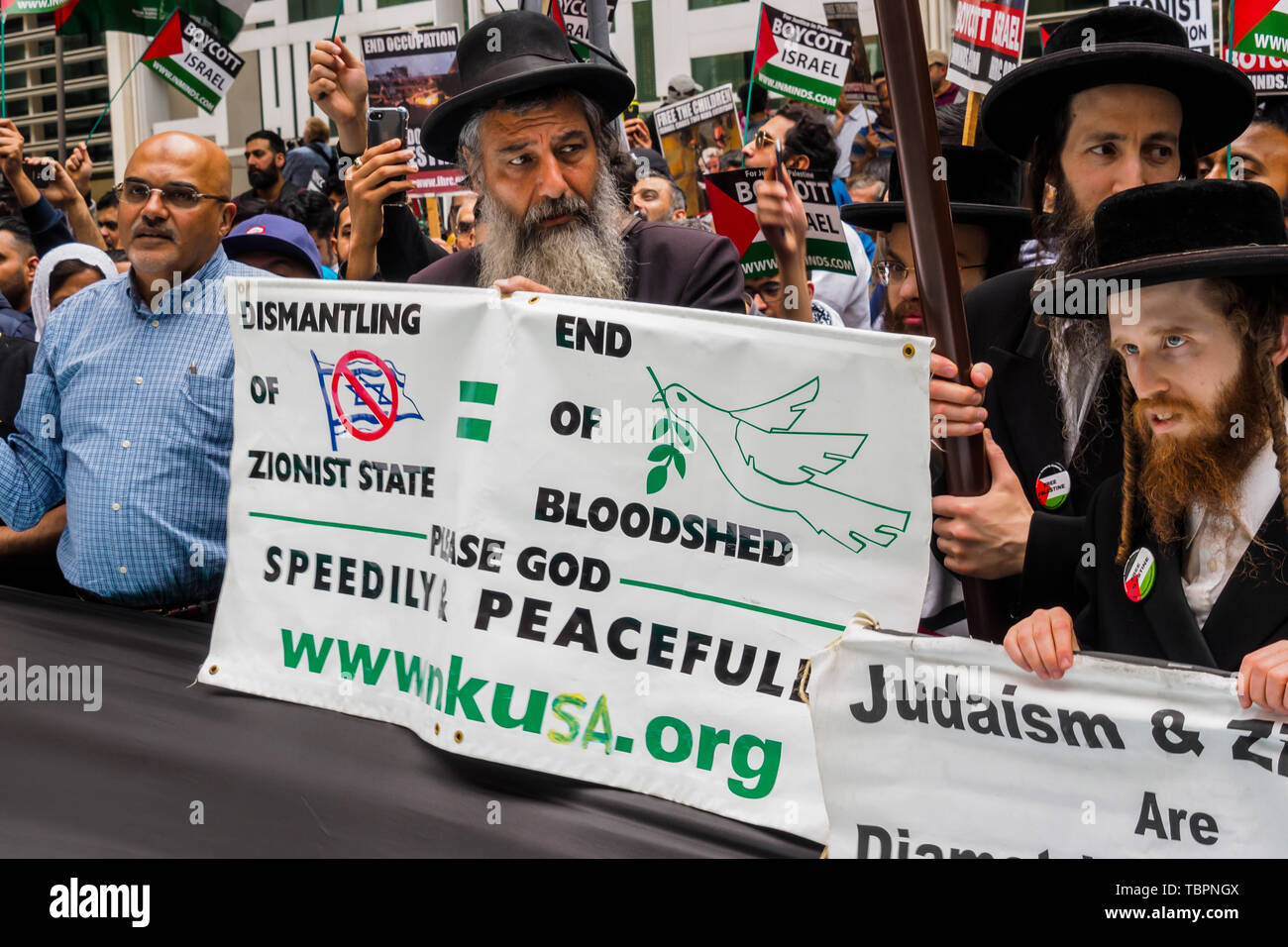 Juni 2, 2019, London, UK. 2. Juni 2019. Neturei Karta Juden bei der jährlichen Al Quds Tag Demonstration zur Unterstützung der unterdrückten Menschen in Palästina, die im Home Office met und schließlich auf den Weg zu einer Kundgebung in Downing St. die Veranstaltung, die im Iran im Jahr 1979 begonnen wurde von Imam Khomeini sprach nicht nur über Jerusalem sein, aber "ein Tag für die Unterdrückten zu steigen und sich gegen die arrogante''. Wie üblich gab es Proteste gegen die Veranstaltung von Zionistischen und rechten Gruppen, die versuchten, den März zu blockieren, sondern waren gezwungen zu halten, langsam vor sich, die von der Polizei. Peter Marshall IMAGESLIVE (Credit Stockfoto