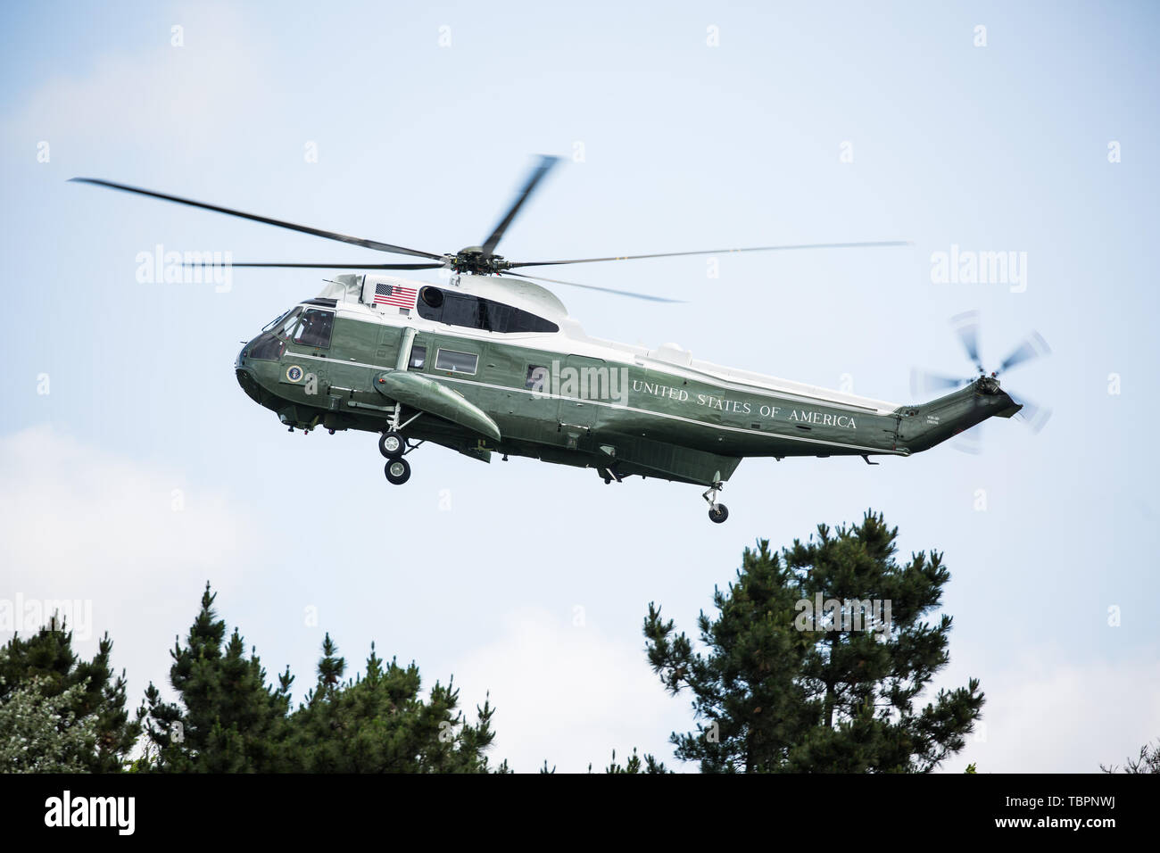 London, Großbritannien. 3. Juni, 2019. Einer der beiden Marine One US Marine Corps Sikorsky VH-60N White Hawk Hubschrauber, von denen eines der Präsident Trump, kommt an Winfield House, die offizielle Residenz des US-Botschafters in Großbritannien, vom Flughafen Stansted zu Beginn der US-Präsident auf Staatsbesuch in Großbritannien. Credit: Mark Kerrison/Alamy leben Nachrichten Stockfoto