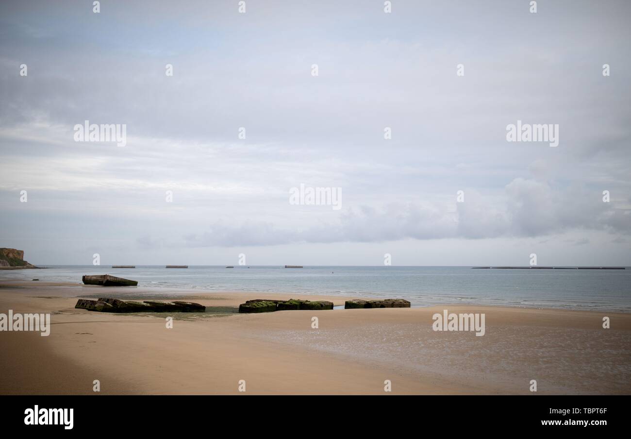 03 Juni 2019, France (Frankreich), Arromanches-Les-Bains: Die Reste der ehemaligen Hafen von Gold Beach kann gesehen werden, wenn das Wasser im Gold Strand verläuft. Nach der Landung der alliierten Truppen eine der zwei künstliche Häfen (Mulberry B) gebaut wurde an der Küste von Arromanches-les-Bains, durch die Truppen und liefert an Land gebracht wurden. 06.06.2019 ist der 75. Jahrestag der Landung der alliierten Truppen in der Normandie (D-Day). Foto: Kay Nietfeld/dpa Stockfoto