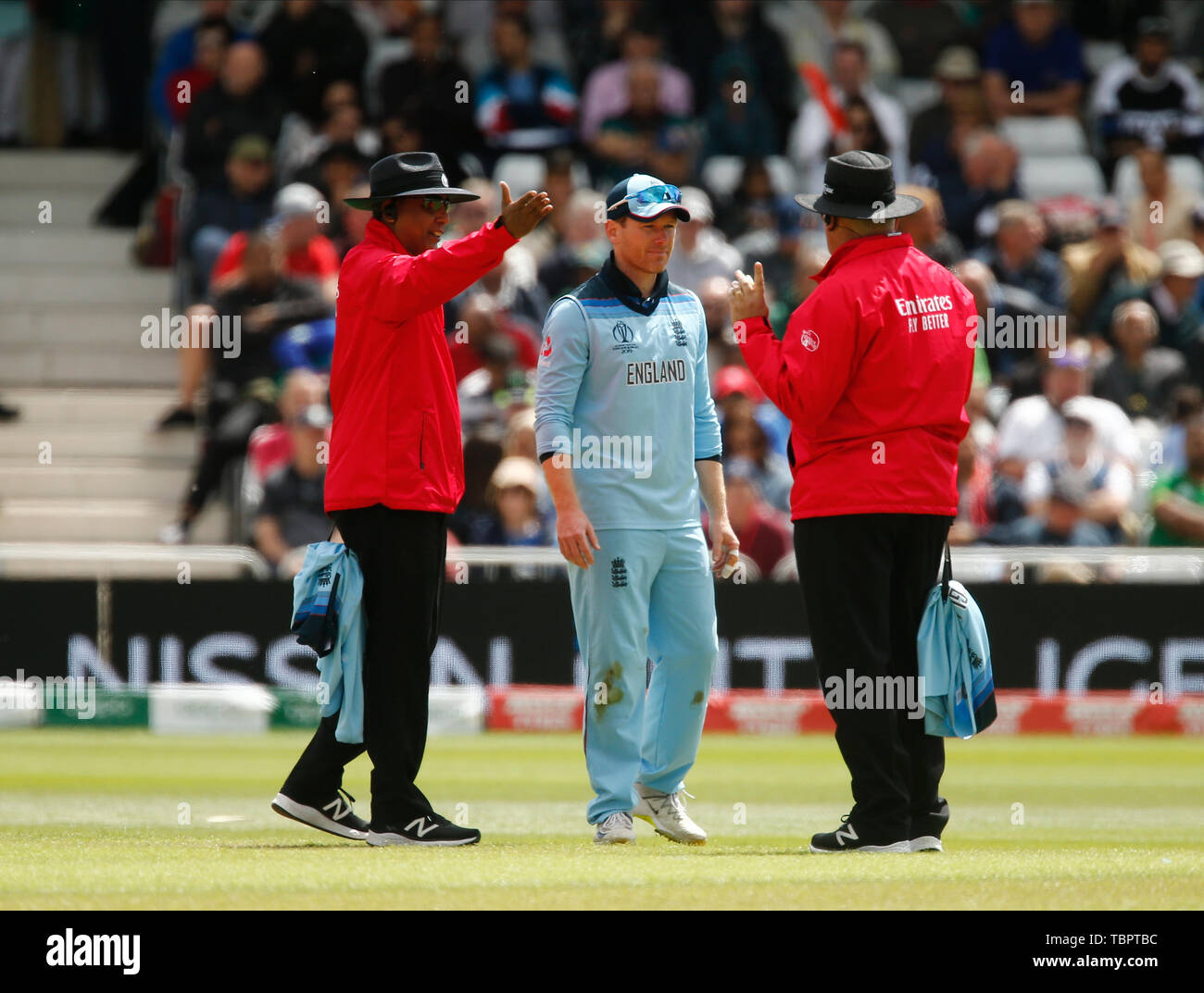 Trent Bridge, Nottingham, UK. 3. Juni 2019. ICC World Cup Cricket, England und Pakistan; Schiedsrichter Marais Erasmus (ZAF) und Ravi Sundaram (IND) haben Worte mit England Kapitän Eoin Morgan über versucht, seine Seite zu bewusst Rauhen bis die Kugel wirft in die stümpfe Credit: Aktion plus Sport/Alamy leben Nachrichten Stockfoto