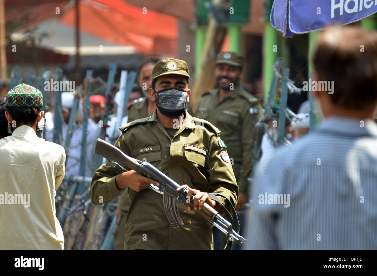 (190603) - lahore, Juni 3, 2019 (Xinhua) - ein Polizist patrouilliert die Straße vor dem Eid al-Fitr Festival in der östlichen Pakistan Lahore, 3. Juni 2019. (Xinhua / Jamil Ahmed) Stockfoto