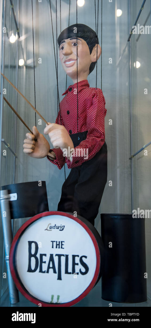 25. April 2019, Sachsen-Anhalt, Halle (Saale): eine Marionette der Beatles, Schlagzeuger Ringo Starr ist im Beatles Museum in Halle/Saale ausgestellt. Was einst als kleine private Sammlung im Jahr 1964 ist heute die umfangreichste Sammlung von den Beatles im ganzen Land. Heute ist das privat geführte Museum zeigt rund 2.500 Exponate auf drei Etagen, fünf Mal mehr im Archiv abgelegt. Foto: Hendrik Schmidt/dpa-Zentralbild/ZB Stockfoto