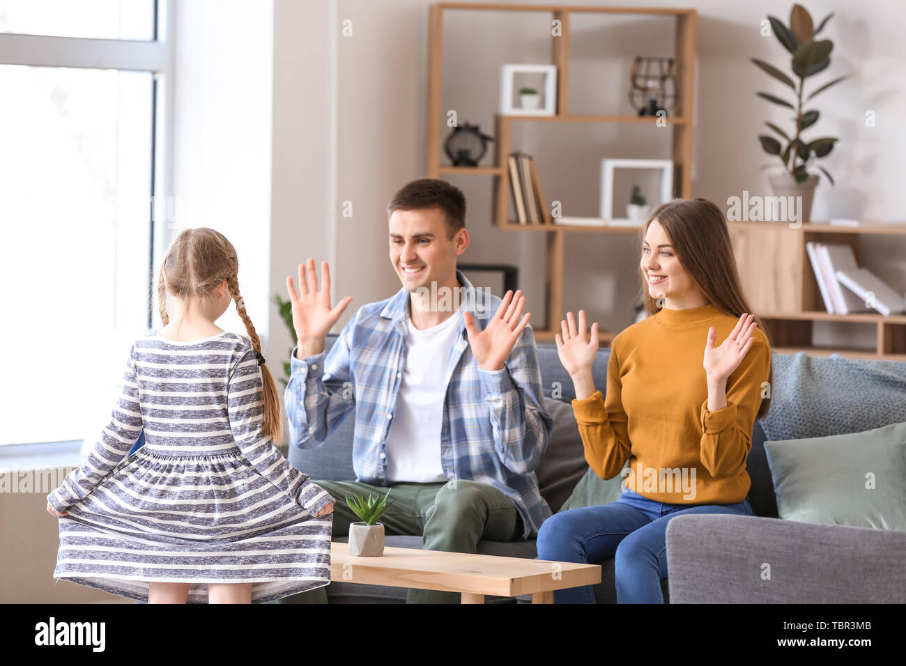 Taubstumme Familie mit Zeichensprache zu Hause Stockfoto