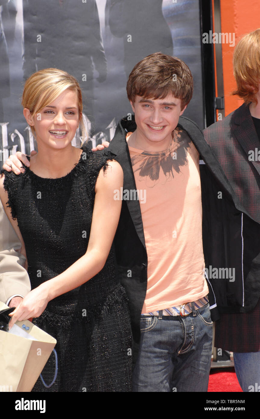 LOS ANGELES, Ca. Juli 09, 2007: 'Harry Potter' stars Daniel Radcliffe and Emma Watson an Hand, Fuß und Zauberstab - Drucken Zeremonie am Grauman's Chinese Theater, Hollywood. © 2007 Paul Smith/Featureflash Stockfoto