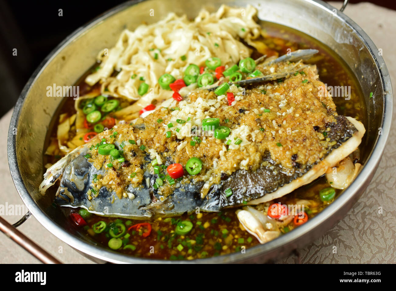 Würzige Pfeffer fisch Kopf Nudeln gehackt Stockfoto