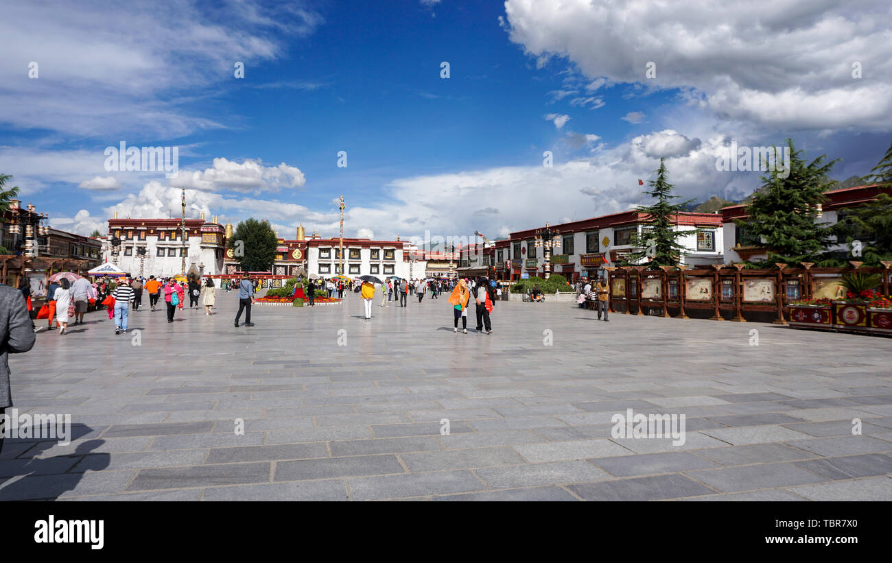 Den Jokhang Tempel in Lhasa, Tibet, ist der einflussreichsten Kloster in Tibet, das Zentrum des tibetischen Buddhismus, und hält einen obersten Platz in den Herzen des tibetischen Landsleute. Stockfoto