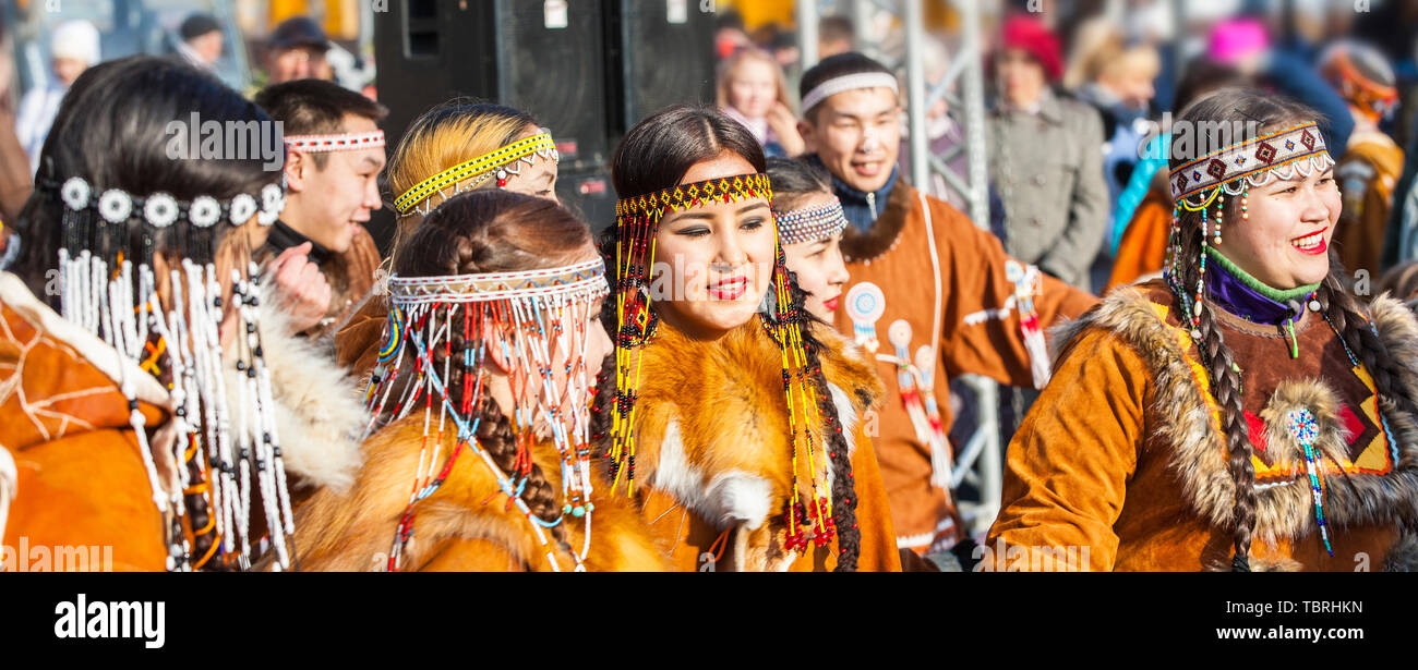 PETROPAVLOVSK, Kamtschatka, Russland - NOVEMBER 4, 2018: Folk Ensemble Performance im Dress der indigenen Völker von Kamtschatka. Die Ferienwohnung Nördliche aborig Stockfoto