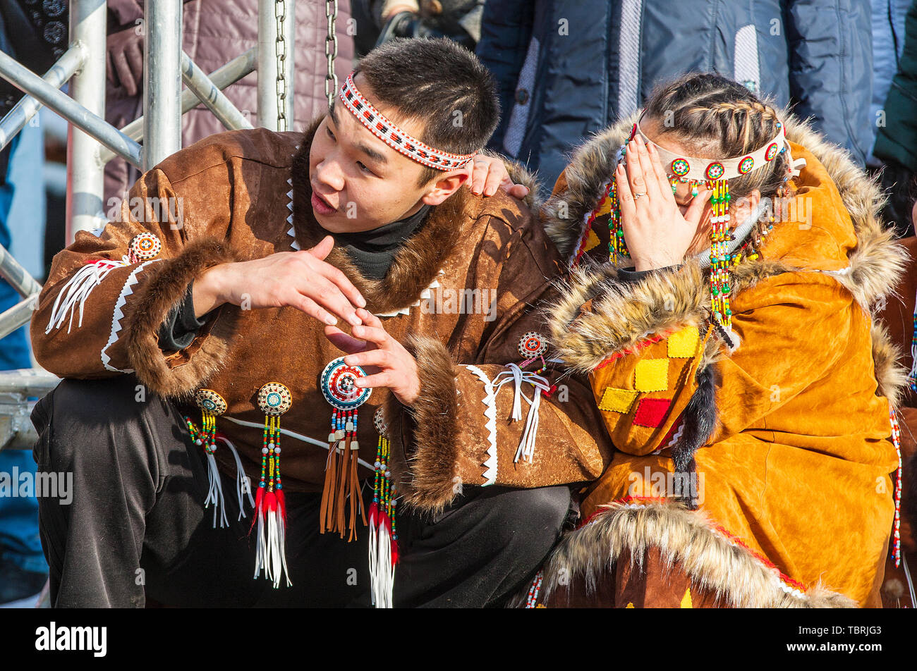 PETROPAVLOVSK, Kamtschatka, Russland - NOVEMBER 4, 2018: Folk Ensemble Performance im Dress der indigenen Völker von Kamtschatka. Die Ferienwohnung Nördliche aborig Stockfoto