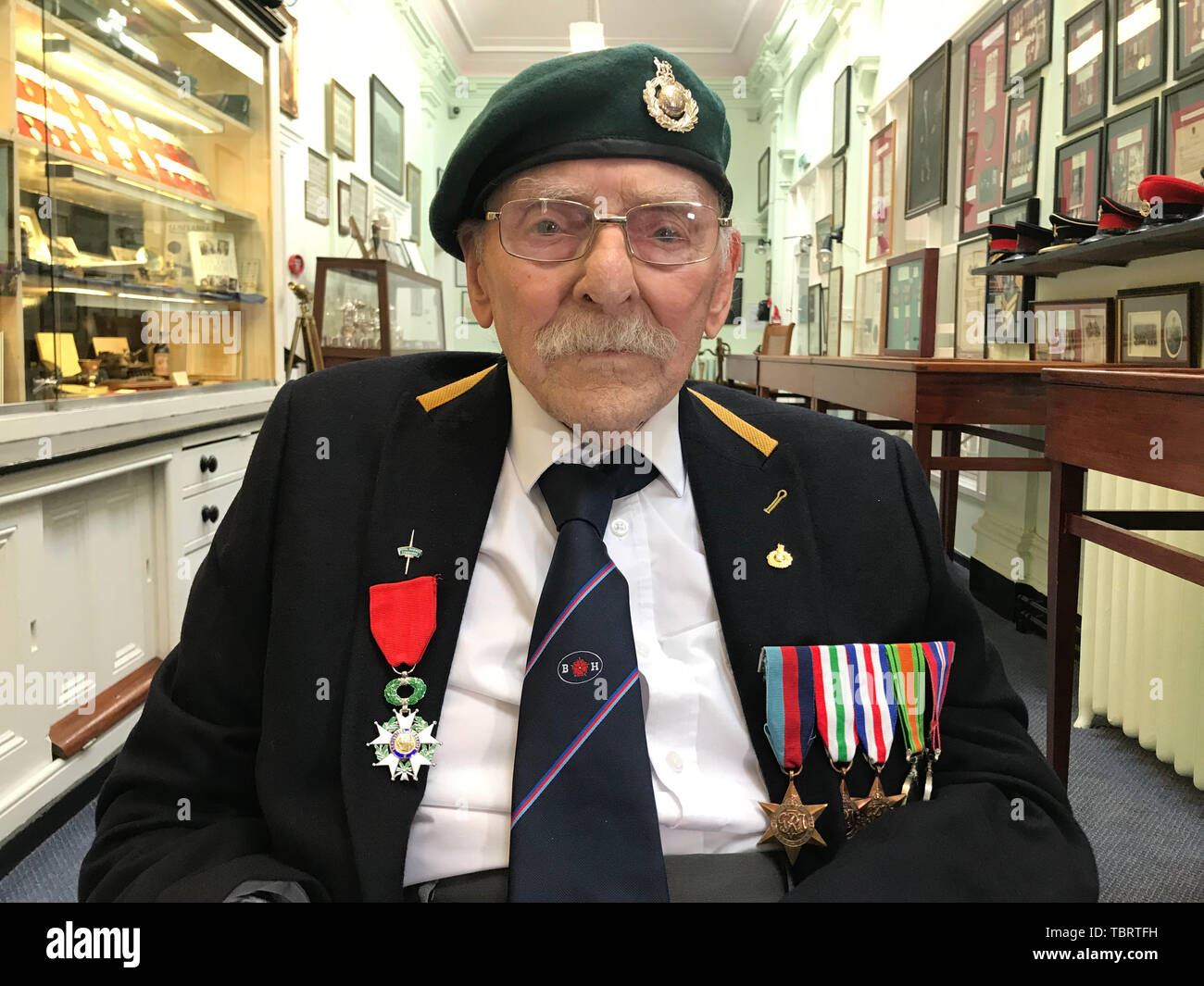 Ehemalige Royal Marine Commando, D-Day veteran George Simms, 95, am Broughton House, in Salford, Greater Manchester, einer Charity Run care Home für bewaffneten Dienst Veteranen, wo er lebt. Stockfoto