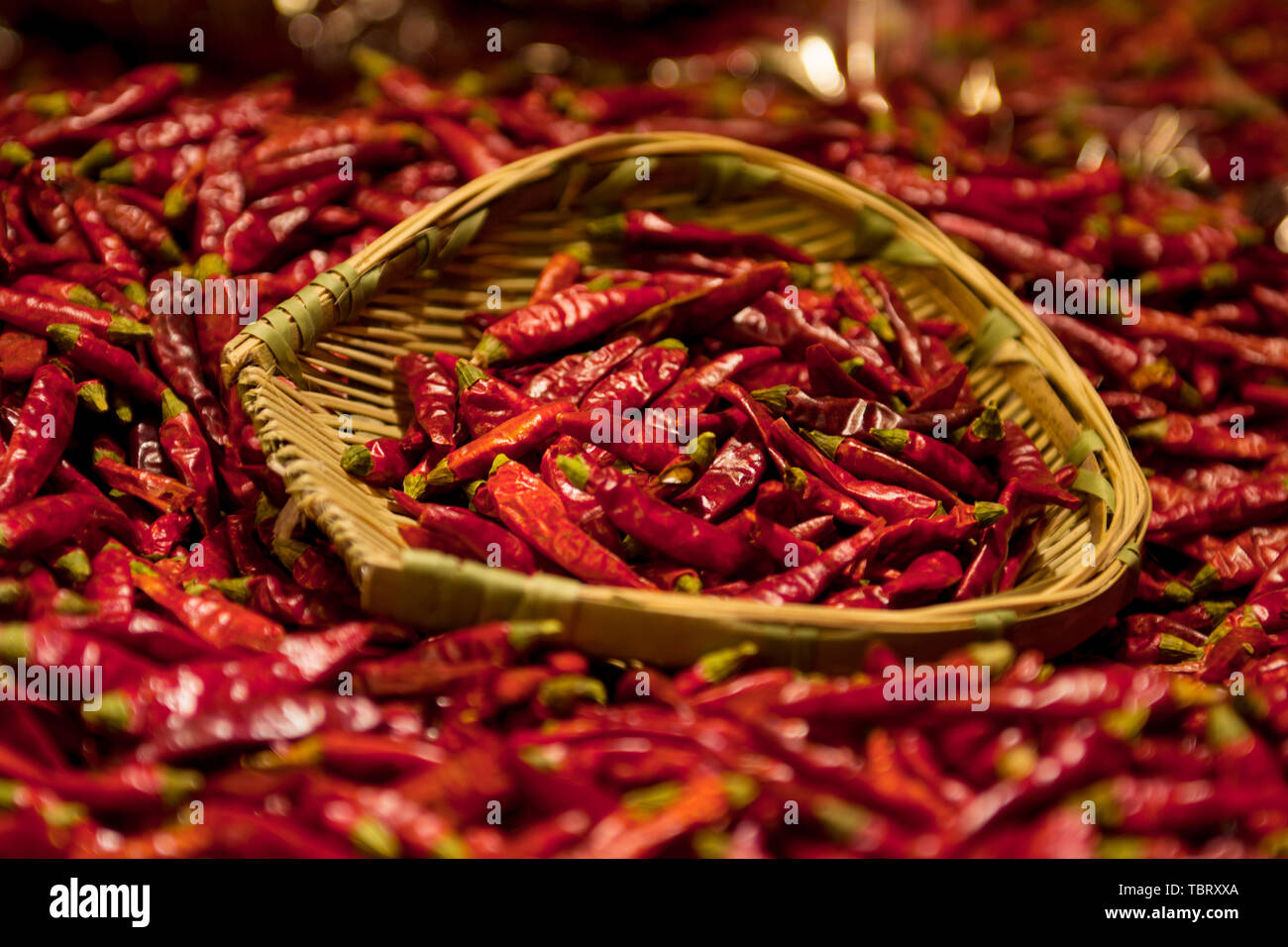 Chili peppers Lebensmittel Gewürze und Gemüse auf dem Markt heiß, heiß kochen Niemand close-up Farbe getrocknet. Gesunde Haufen Obst, Chili peppers Stockfoto