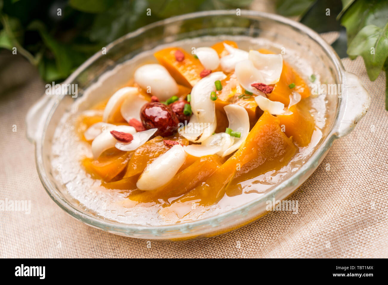 Kürbis gedünsteter Lily chinesische Wolfsbeere Kopfsalat Stockfoto