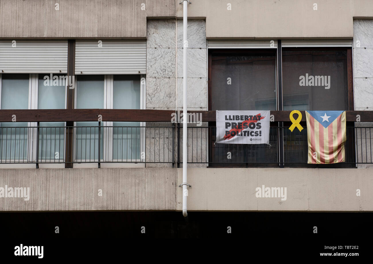 Über Barcelona, öffentliche Gebäude, lokale Unternehmen und Wohnungen hängen gelbe Bänder in Unterstützung des inhaftierten Pro - Unabhängigkeit der Politiker. Stockfoto