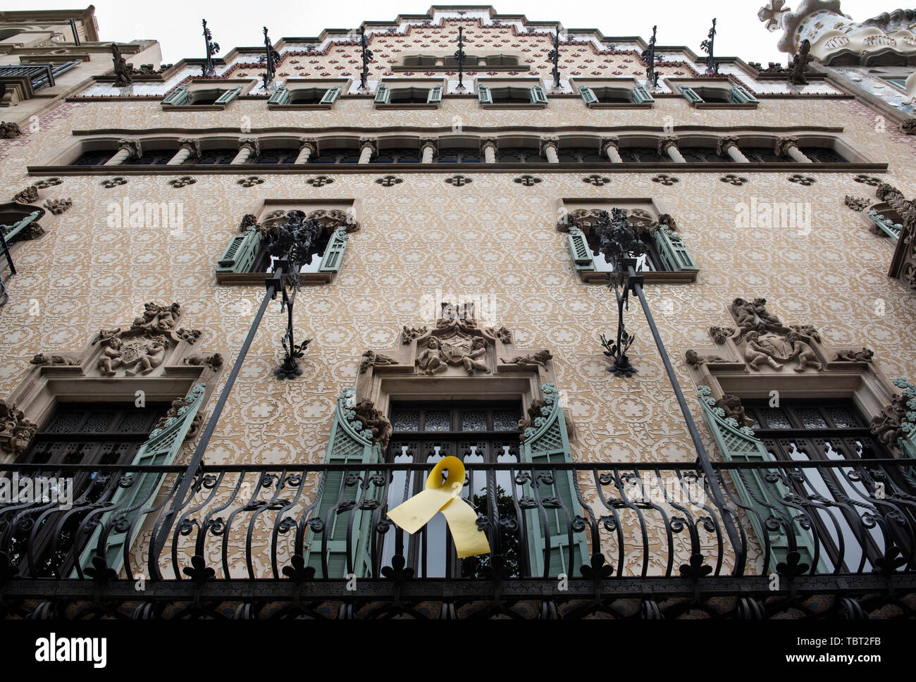 Über der Stadt Barcelona, in öffentlichen Gebäuden, lokale Unternehmen und Wohnungen hängen gelbe Bänder in Unterstützung des inhaftierten Pro - Unabhängigkeit der Politiker. Stockfoto