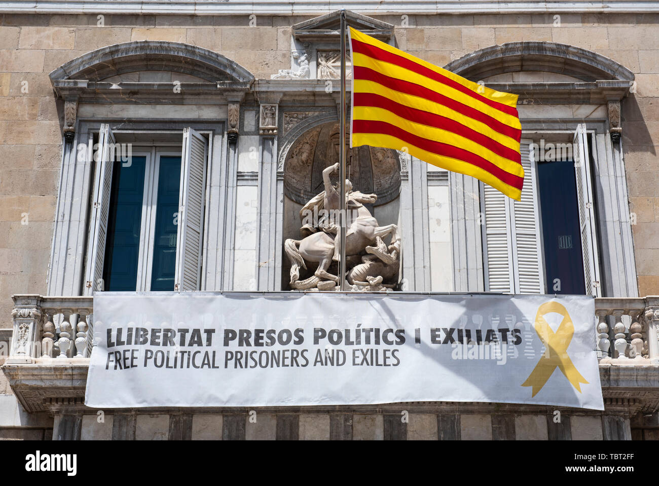 Der Palau de la Generalitat hängt ein gelbes Band und die katalanische Flagge in Unterstützung des inhaftierten Pro - Unabhängigkeit der Politiker. Stockfoto