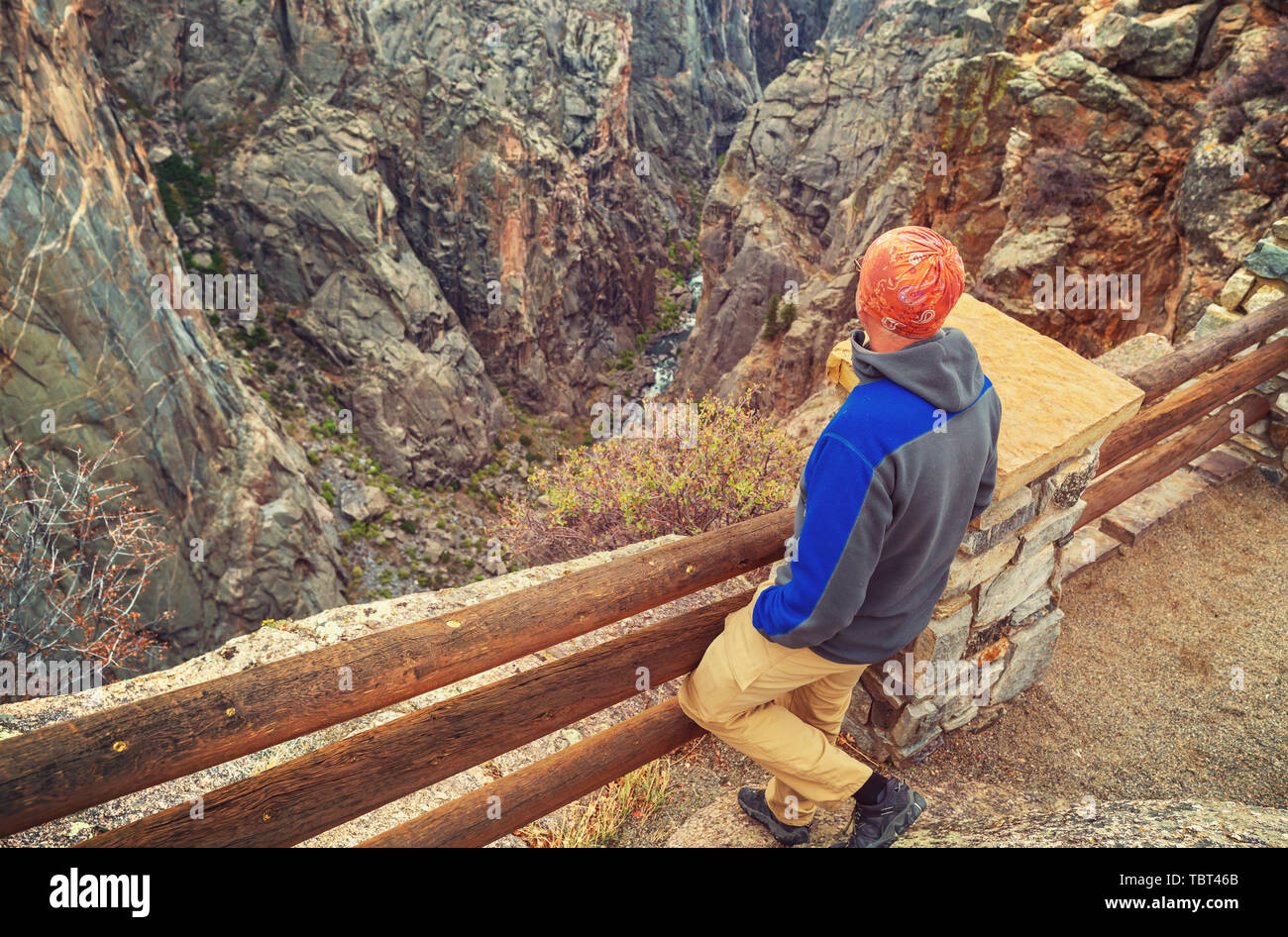 Touristen auf den Granitfelsen der schwarzen Schlucht des Gunnison, Colorado, USA Stockfoto