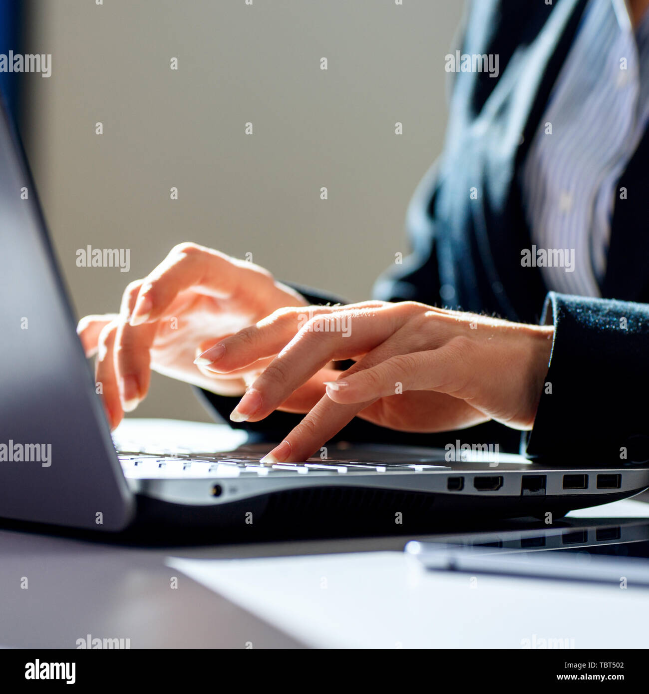 Business Frau am Schreibtisch sitzen und arbeiten mit Laptop. Stockfoto