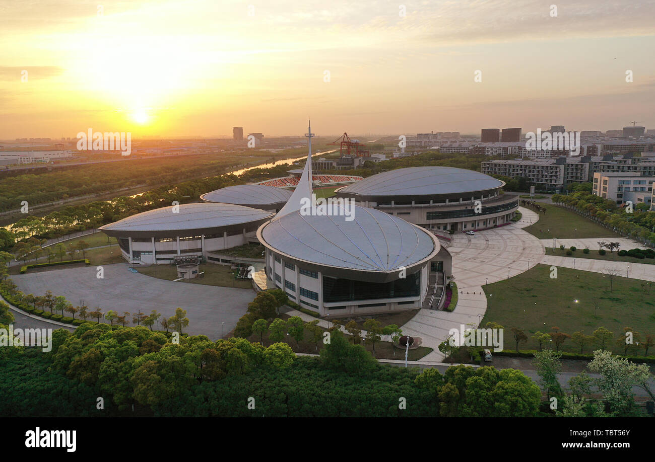 Luftaufnahme der Sporthalle an der Lingang New City Campus der Universität Shanghai Maritime Stockfoto