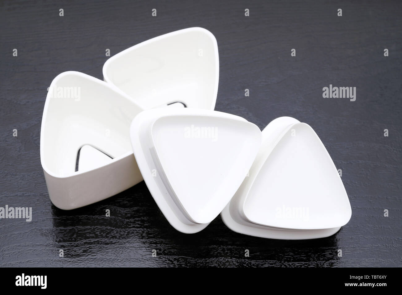 Werkzeug mit einem Japanischen Reis - Kugel auf schwarzem Hintergrund machen Stockfoto