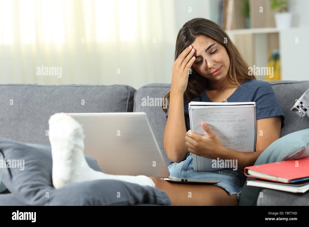 Sorge für behinderte Studenten studieren sitzen auf einer Couch im Wohnzimmer zu Hause Stockfoto