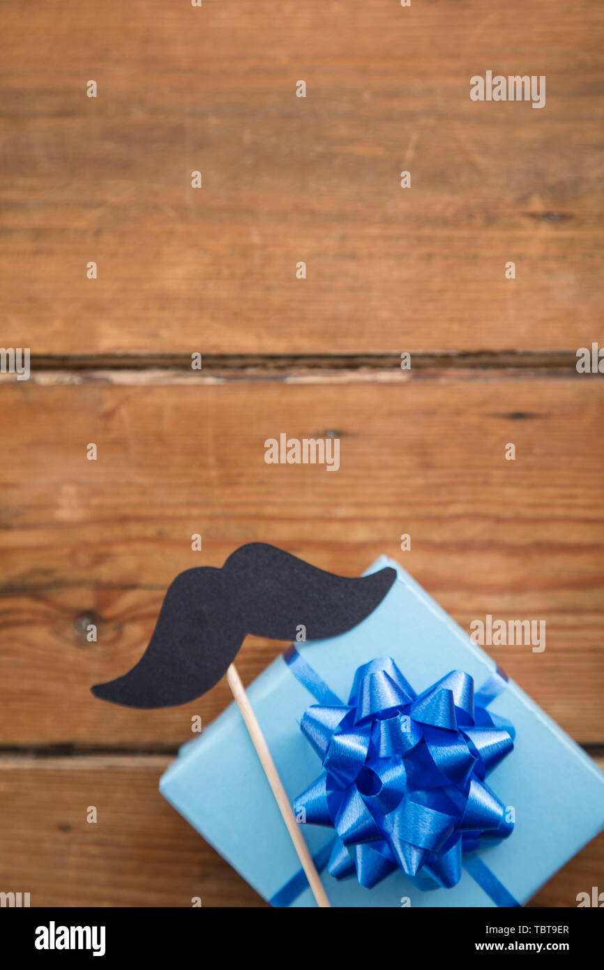 Vatertag blau verpackte Geschenk mit Papier Schnurrbart. Der glückliche Vater Tag Hintergrund Stockfoto