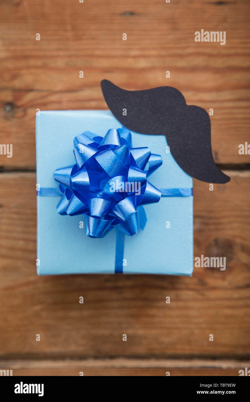 Vatertag blau verpackte Geschenk mit Papier Schnurrbart. Der glückliche Vater Tag Hintergrund Stockfoto