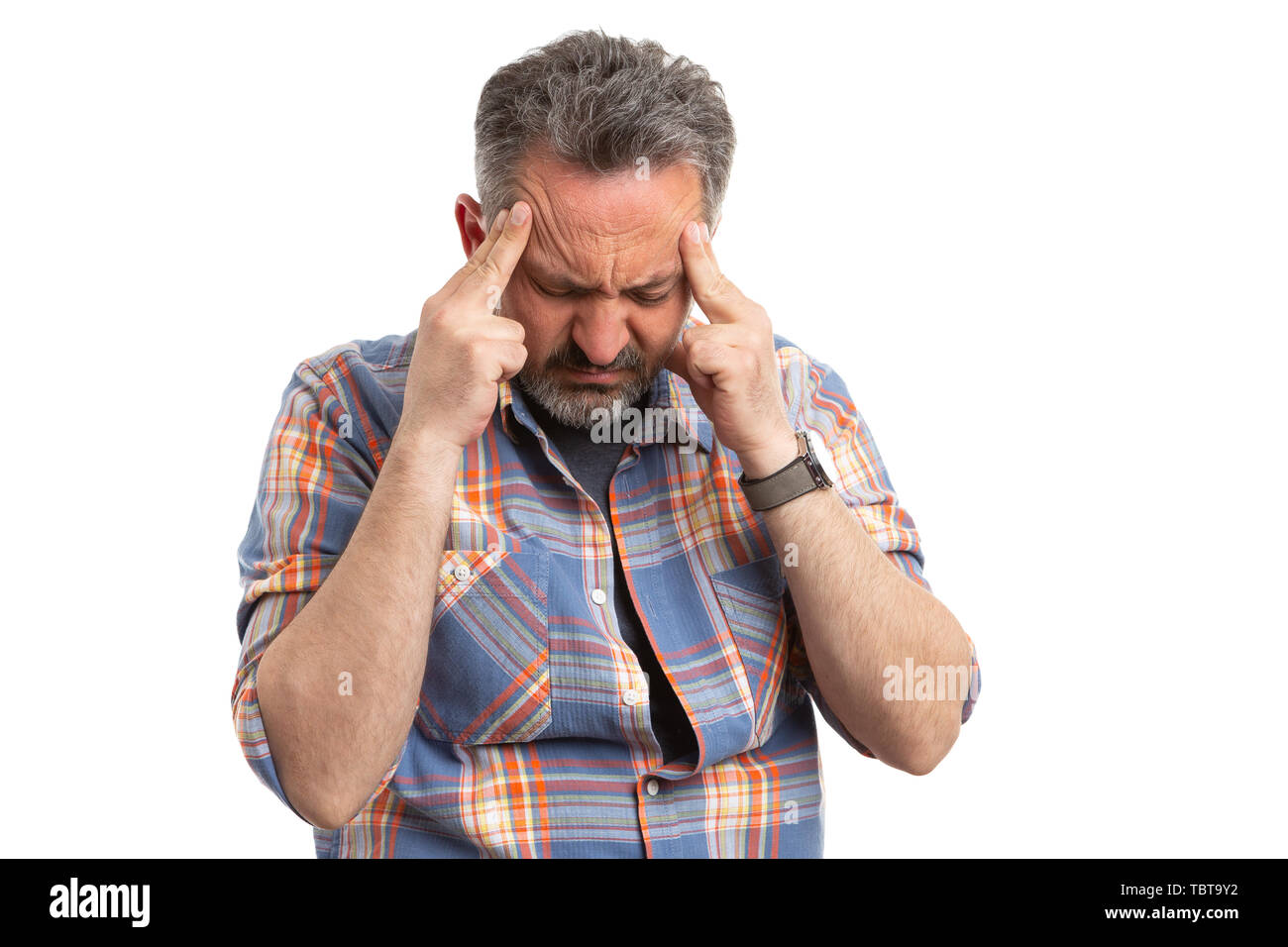 Mann mit Kopfschmerzen berühren Tempel mit Fingern und verletzten Ausdruck auf weißem Hintergrund Stockfoto
