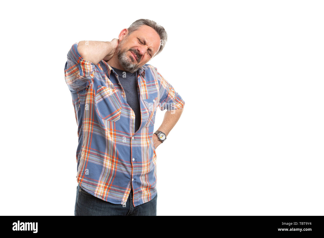 Mann mit verletzten Ausdruck berühren schmerzhafter Nacken hand auf weiße studio Hintergrund isoliert Stockfoto