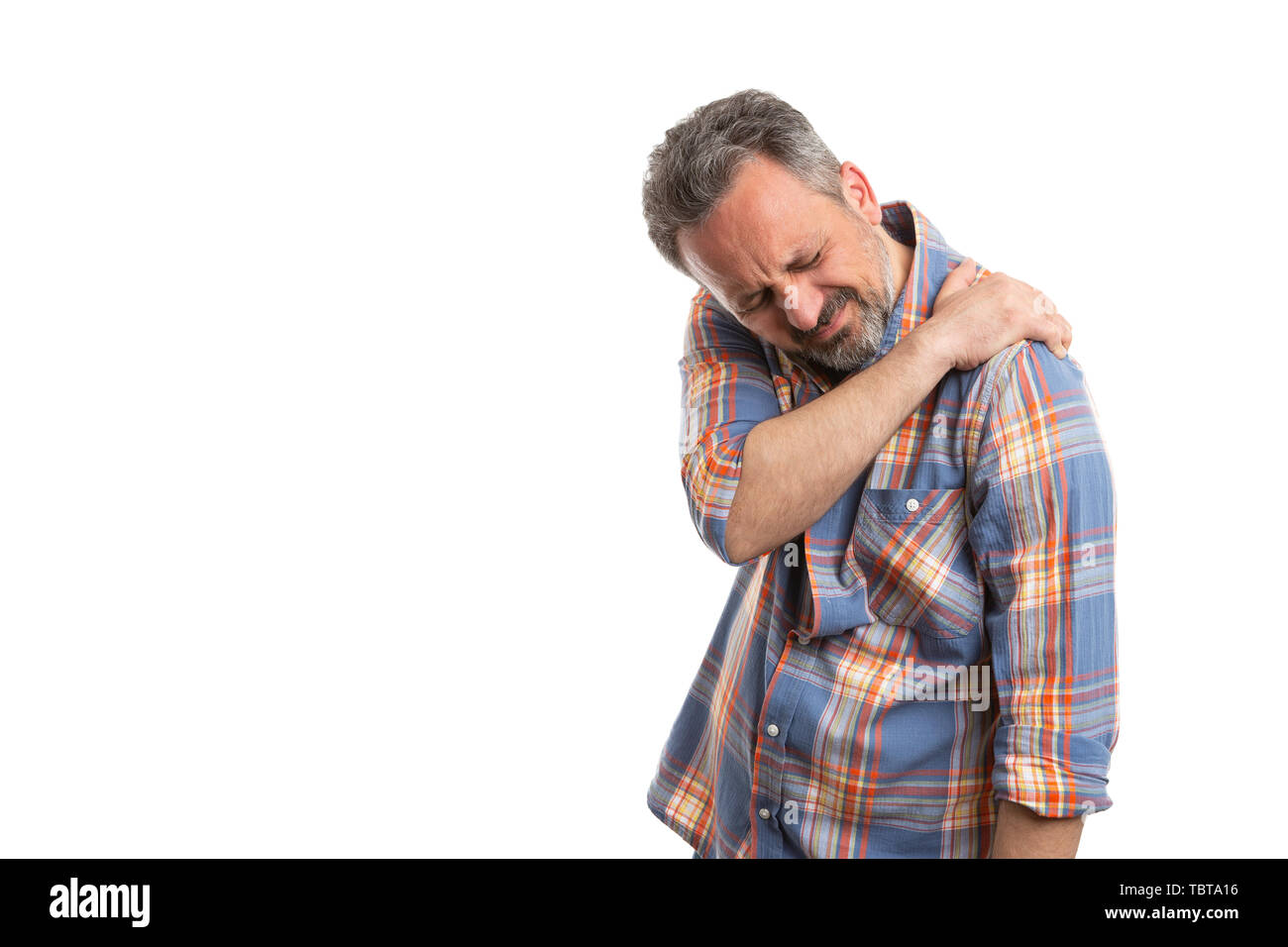 Mann, der verletzt Ausdruck als Holding schmerzhafte Schulter mit leeren Copyspace für Werbung auf weißem Hintergrund Stockfoto