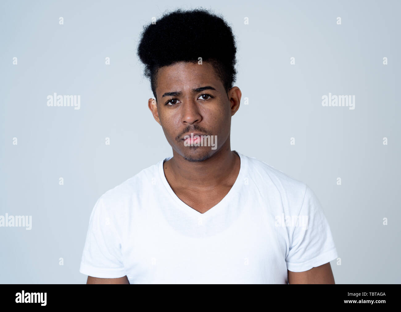 Porträt eines attraktiven jungen afrikanischen amerikanischen Mann mit Verärgerten Gesicht. Teenager wütend und crazy Suchen in einen Streit oder Kampf. In den Menschen, die menschliche Stockfoto