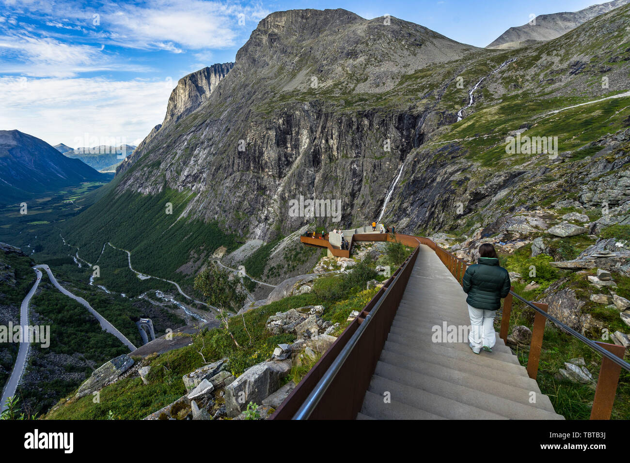 Touristen zu Fuß auf dem Weg zum Trollstigen (Trolle Pfad) Aussichtsplattform, Molde, Mehr og Romsdal, Norwegen Stockfoto