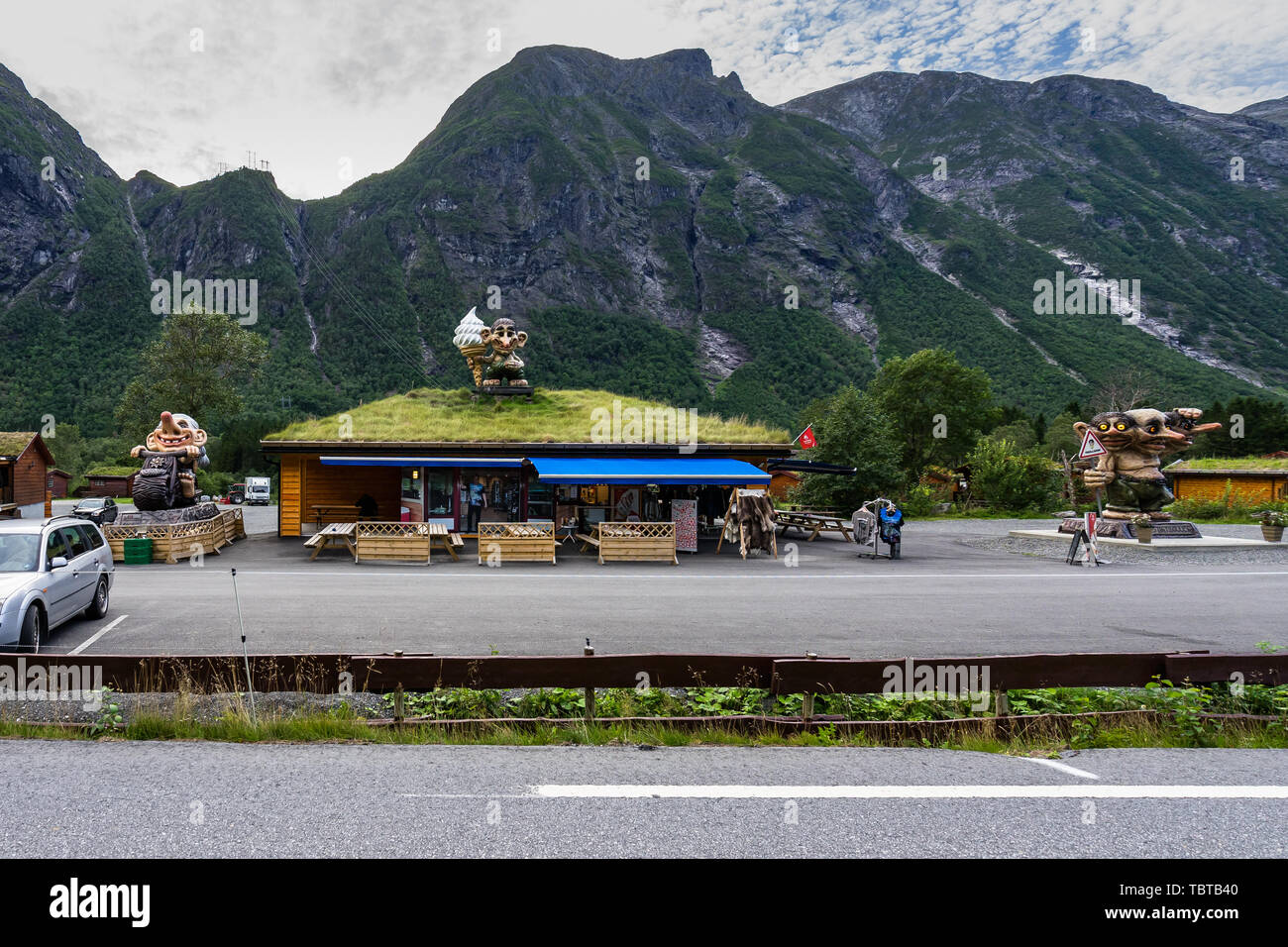 Geschenk Shop mit Troll Statue auf dem Dach entlang der berühmten Trollstigen. Stord, Mehr og Romsdal, Norwegen, August 2018 Stockfoto