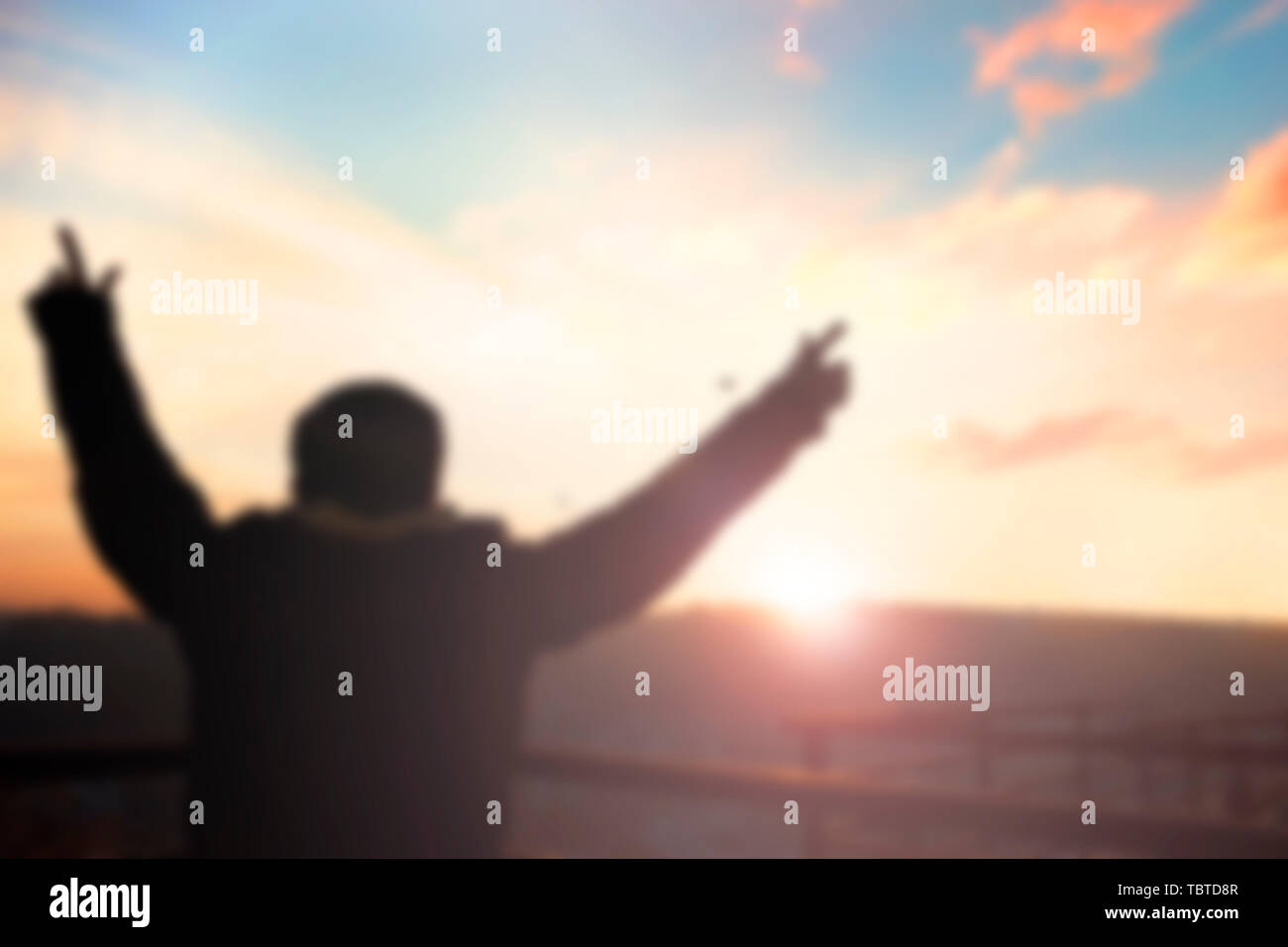 Internationaler Tag des Friedens: Silhouette des Menschen Hände bei Sonnenuntergang Hintergrund angehoben Stockfoto