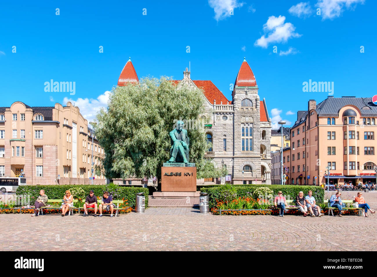 Auf diese Weise den Eisenbahngesellschaften (Rautatientori) Platz. Statue von Schriftsteller Aleksis Kivi und Finnischen Nationaltheater. Helsinki, Finnland Stockfoto