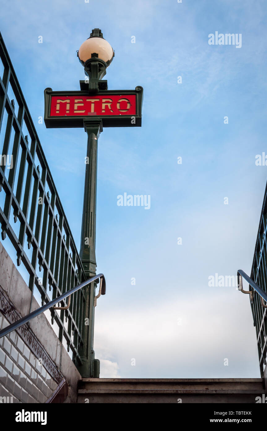 Ausfahrt der Pariser Metro auf dem Weg zu einem wunderschönen blauen Sommerhimmel in Paris Stockfoto