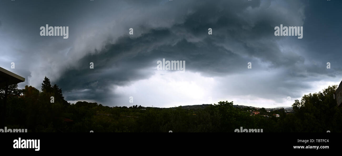 Graue Gewitterwolken, Zyklon, Hurrikan Stockfoto