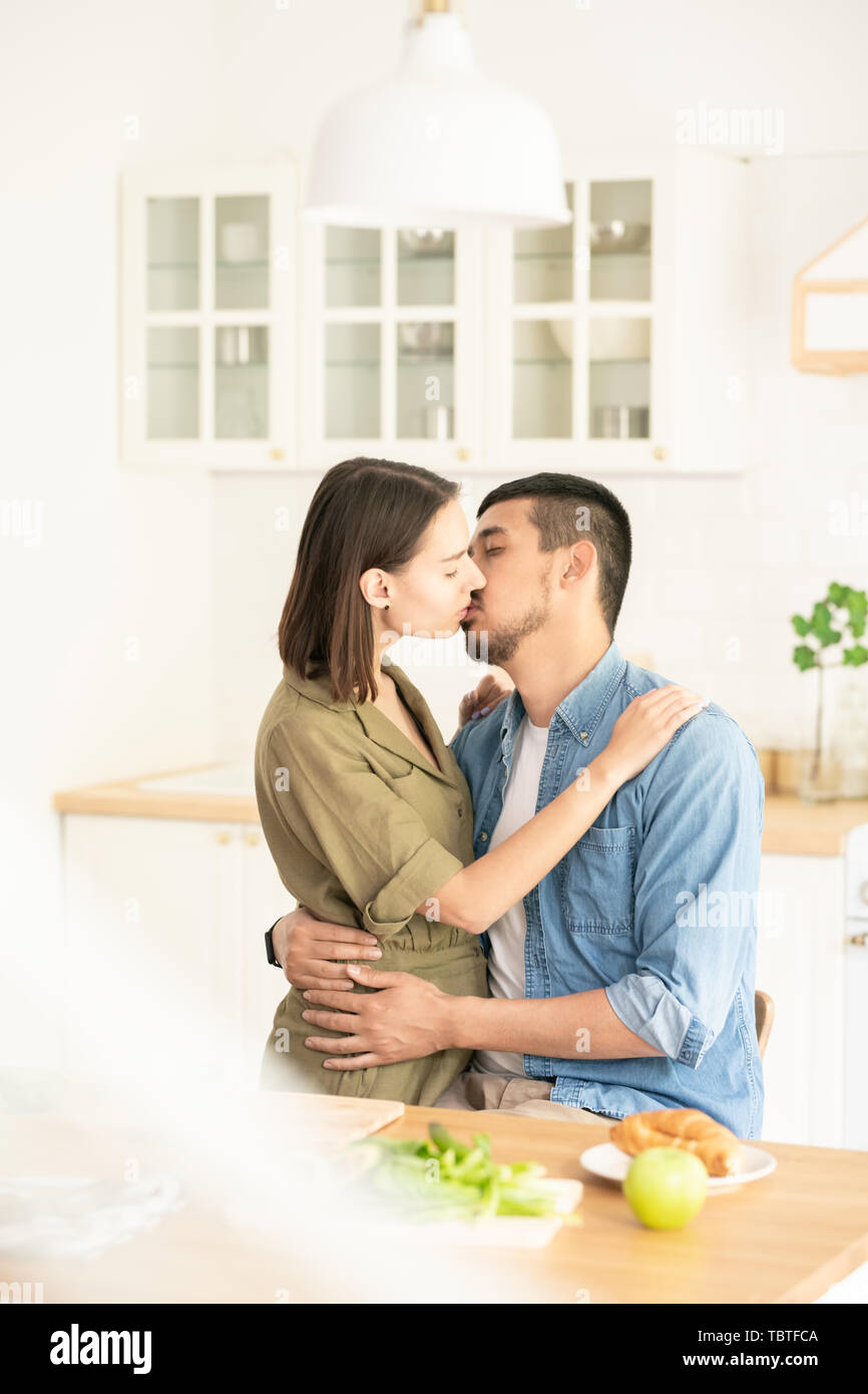 Küssen in der Küche Stockfoto