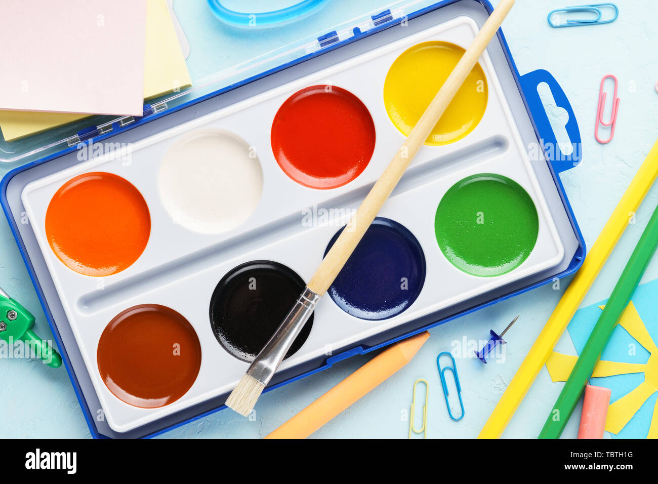 Satz von Aquarellfarben in einem Kasten mit Pinsel und Schreibwaren Bürobedarf. Kinder Erstellung Konzept. Stockfoto
