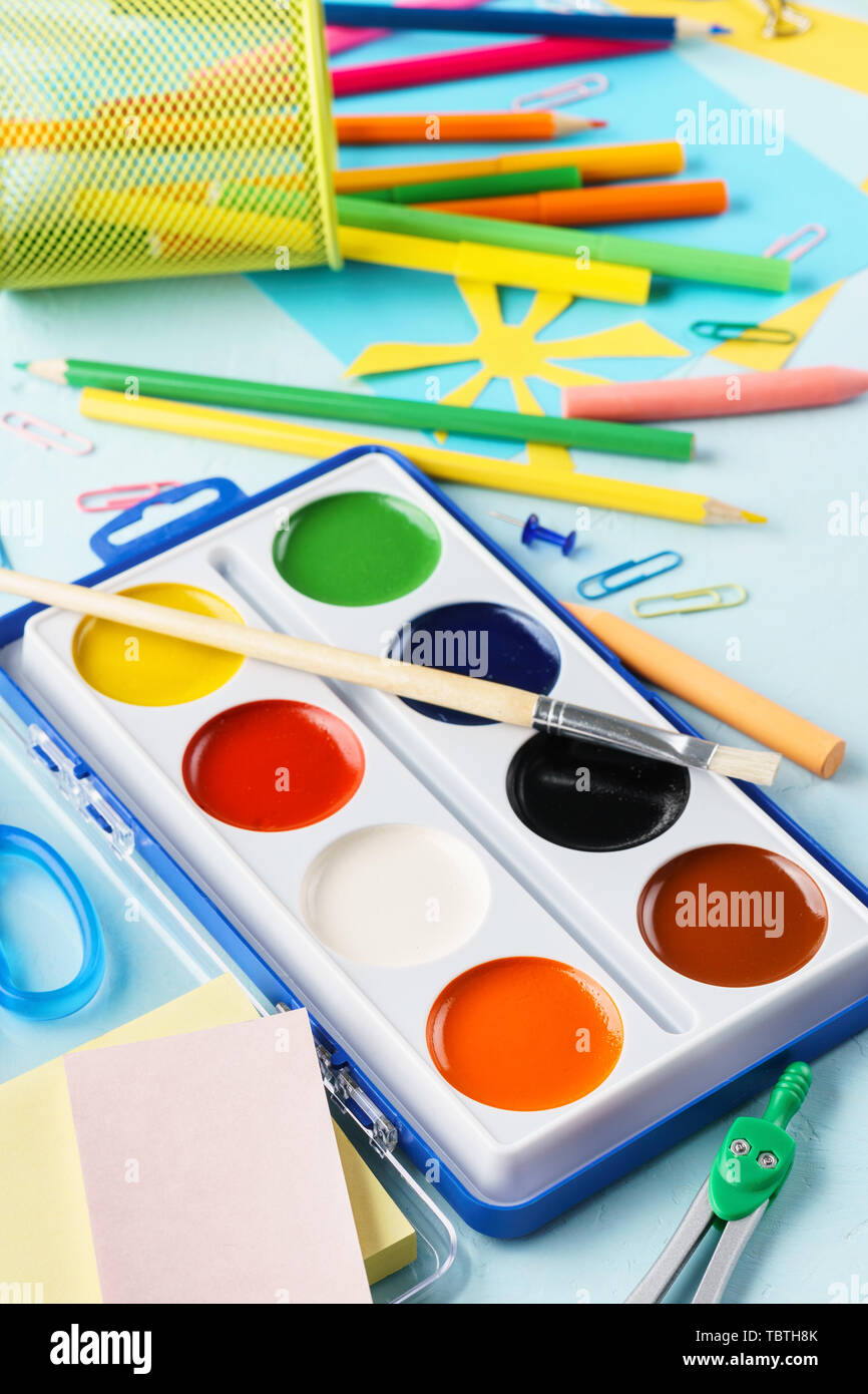 Bunte Schreibwaren Bürobedarf für Schule und Kinder Schöpfung - Wasserfarben, Buntstifte. Zurück zum Konzept der Schule. Stockfoto