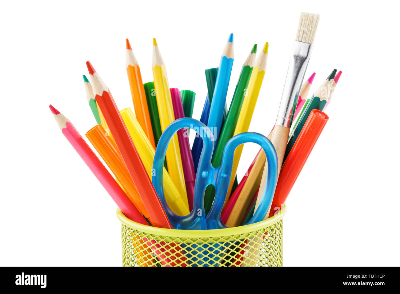 Buntstifte und verschiedenen bunten Schreibwaren für die Schule in einem Metall oder einer Schale. Auf weiß isoliert. Stockfoto