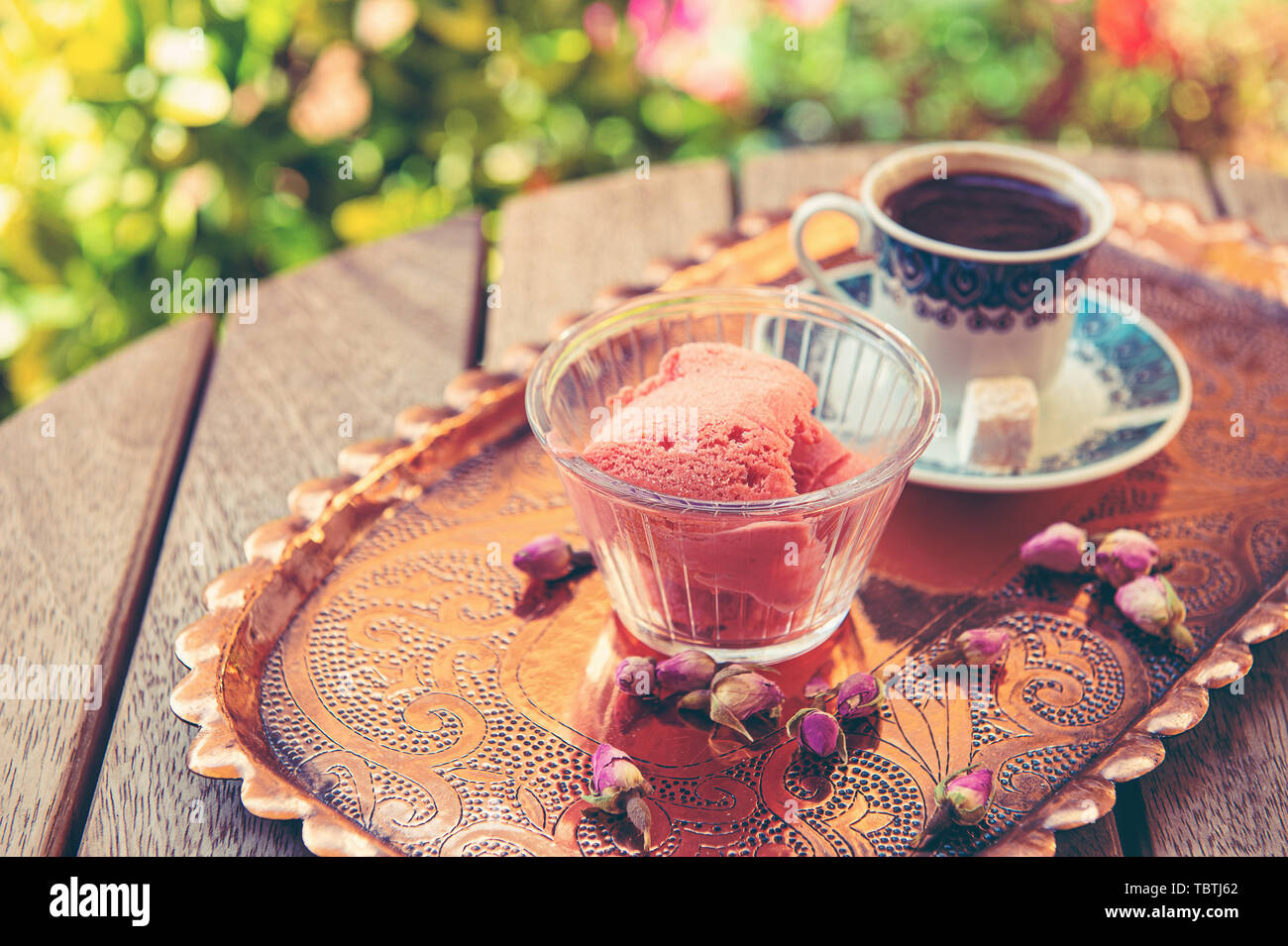 Eine Tasse türkischen Kaffee und Rosenwasser Stockfoto