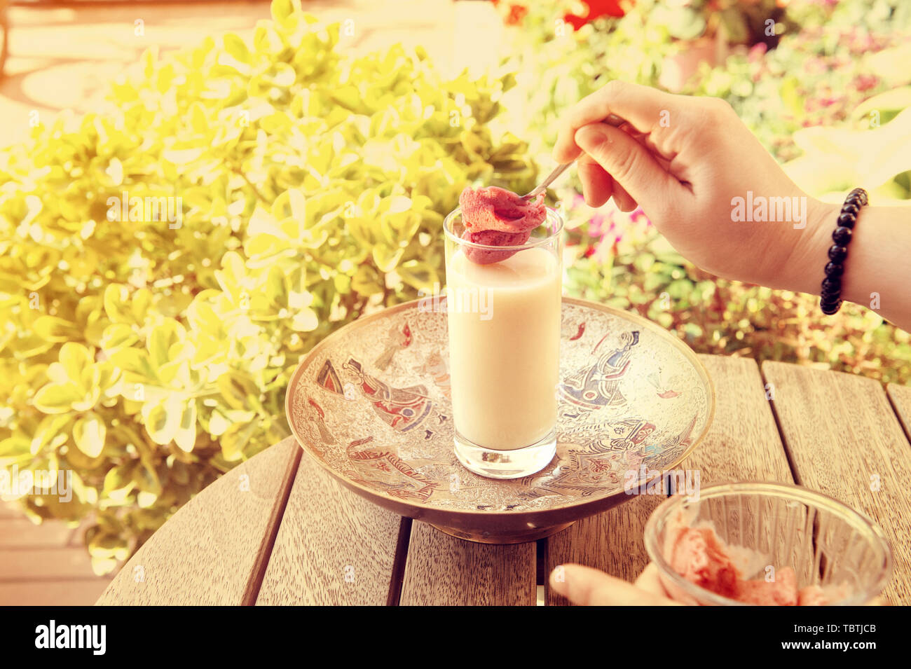 Boza. Traditionellen türkischen und albanischen trinken. Stockfoto