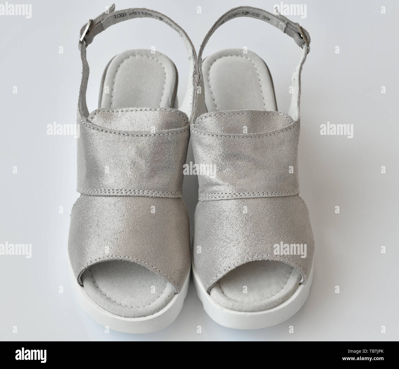 Grau Sommer weiblich Sandalen auf weißem Hintergrund Stockfoto