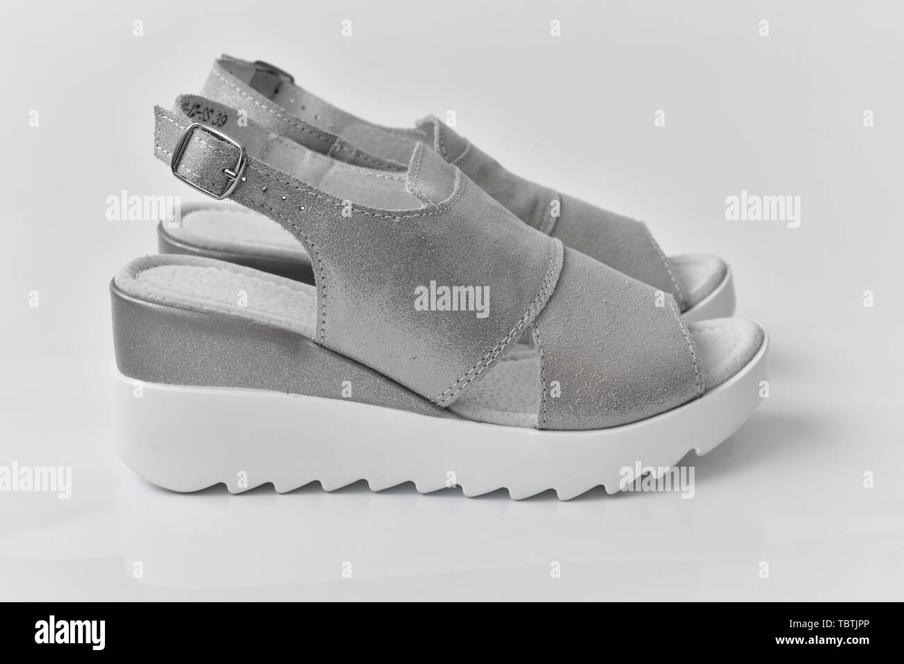 Grau Sommer weiblich Sandalen auf weißem Hintergrund Stockfoto