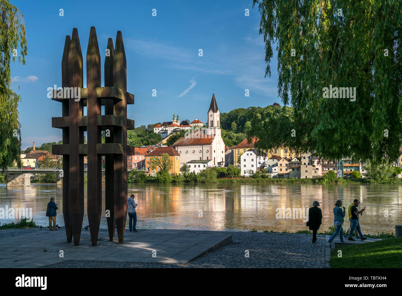 Mahnmal für die Opfer des., Kirche St. Gertraud am Fluss Inn und Wallfahrtskirche Mariahilf, Passau, Niederbayern, Bayern, Deutschl Stockfoto