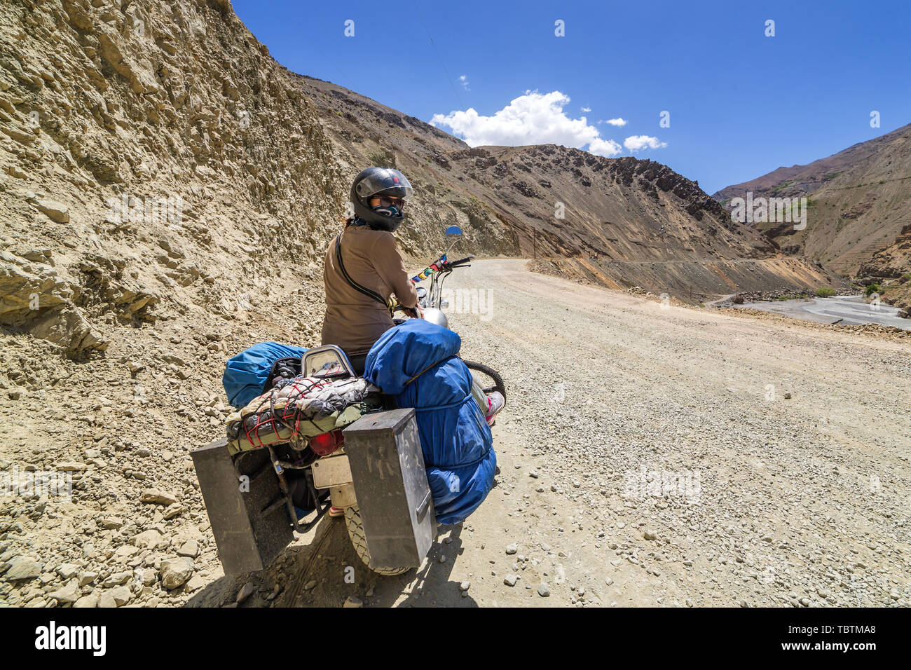 Motorradfahren Srinagar - Autobahn Leh in Ladakh, Indien Stockfoto