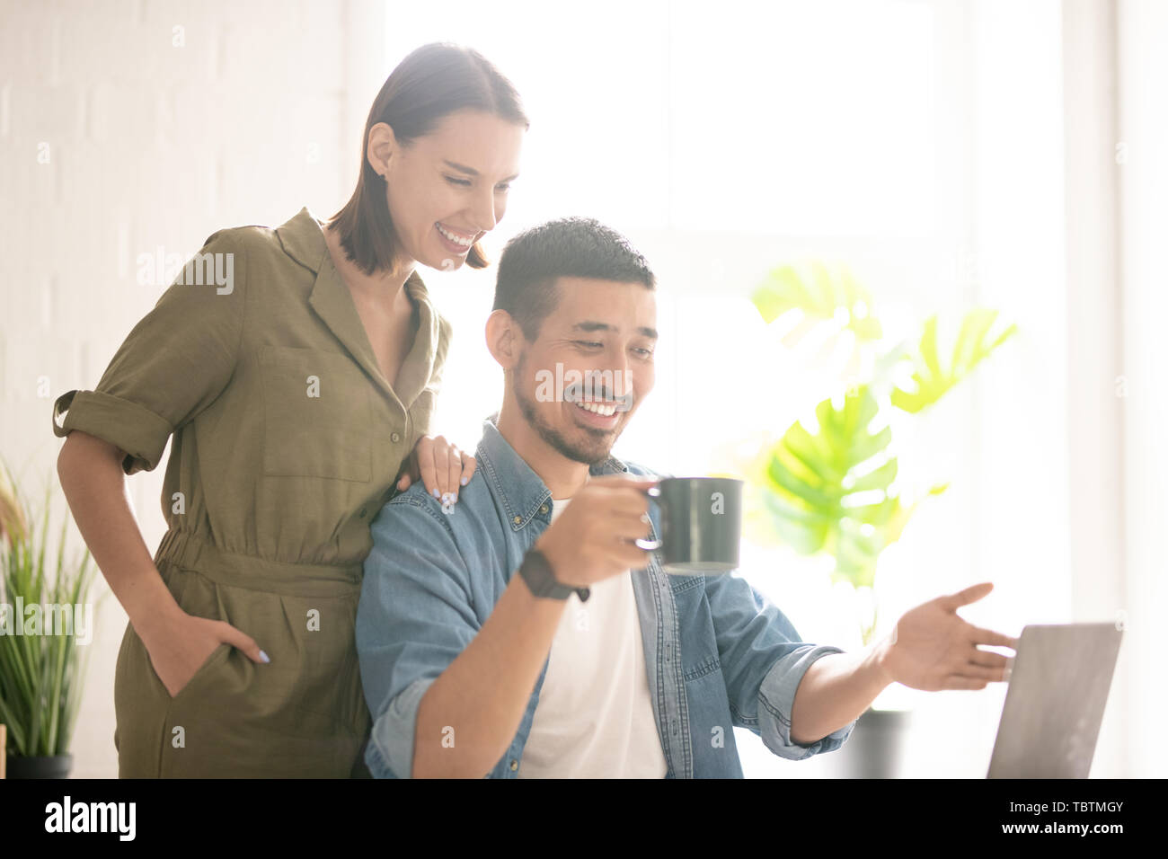 Lustige Videos ansehen Stockfoto