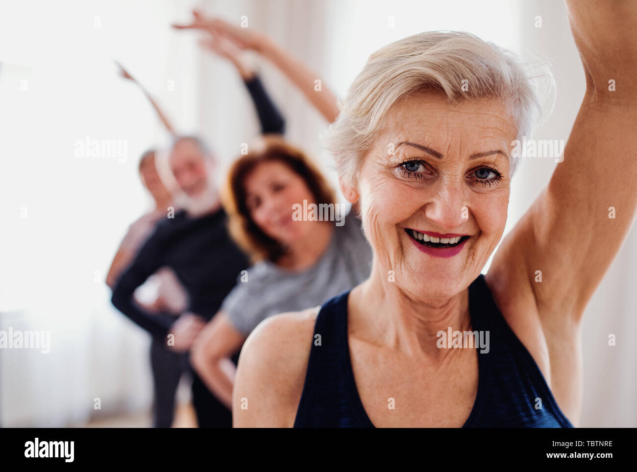 Gruppe von älteren Menschen, die Übung in Gemeinschaft Center Club. Stockfoto