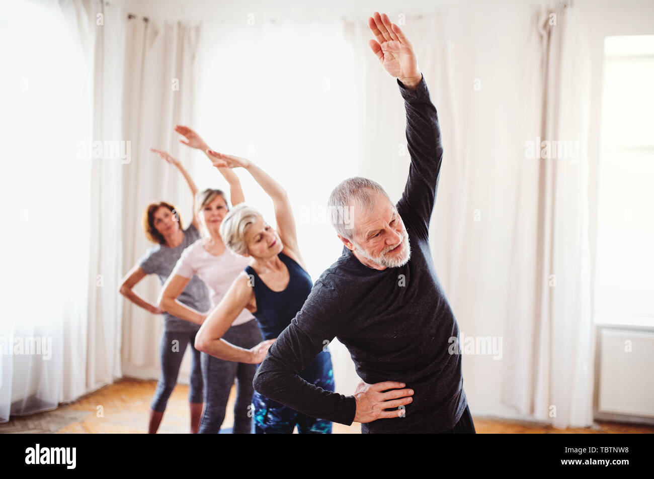 Gruppe von älteren Menschen, die Übung in Gemeinschaft Center Club. Stockfoto