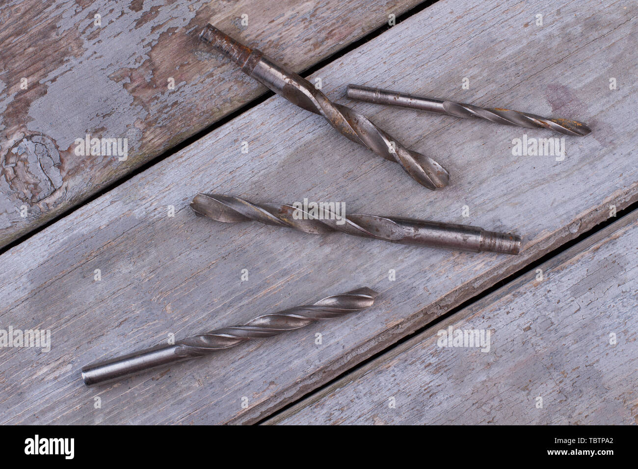 Rusty Bohrer für Holz- Hintergrund. Verwendet die Bohrer auf Risse Holzbretter Hintergrund. Stockfoto