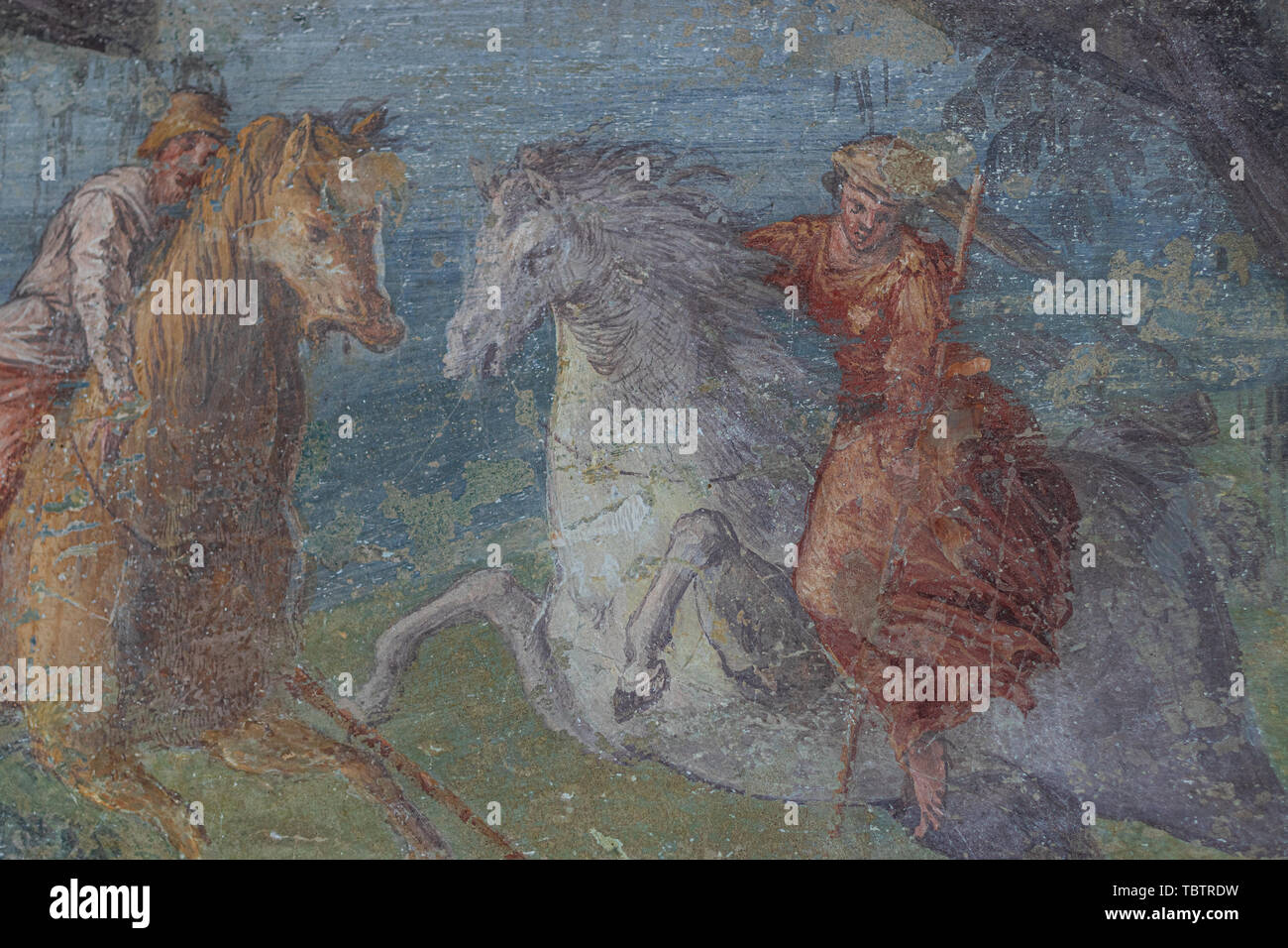 Langhirano, Italien: Juni 2, 2019: Detail eines Freskos an den Wänden von torrechiara Burg in Parma, die zwei Menschen reiten Pferde und Duell Stockfoto